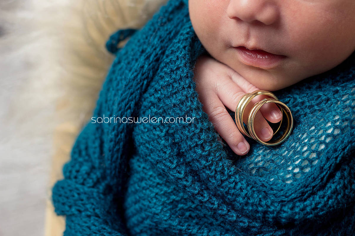 newborn recém nascido puff  pose de bundinha bebe dormindo ensaio fotografico book fotos de estúdio  Studio fotos  feitas em casa  enrladinho caixote coração basquete bola  Fotos com alianças fotos com pais familia mãzinha