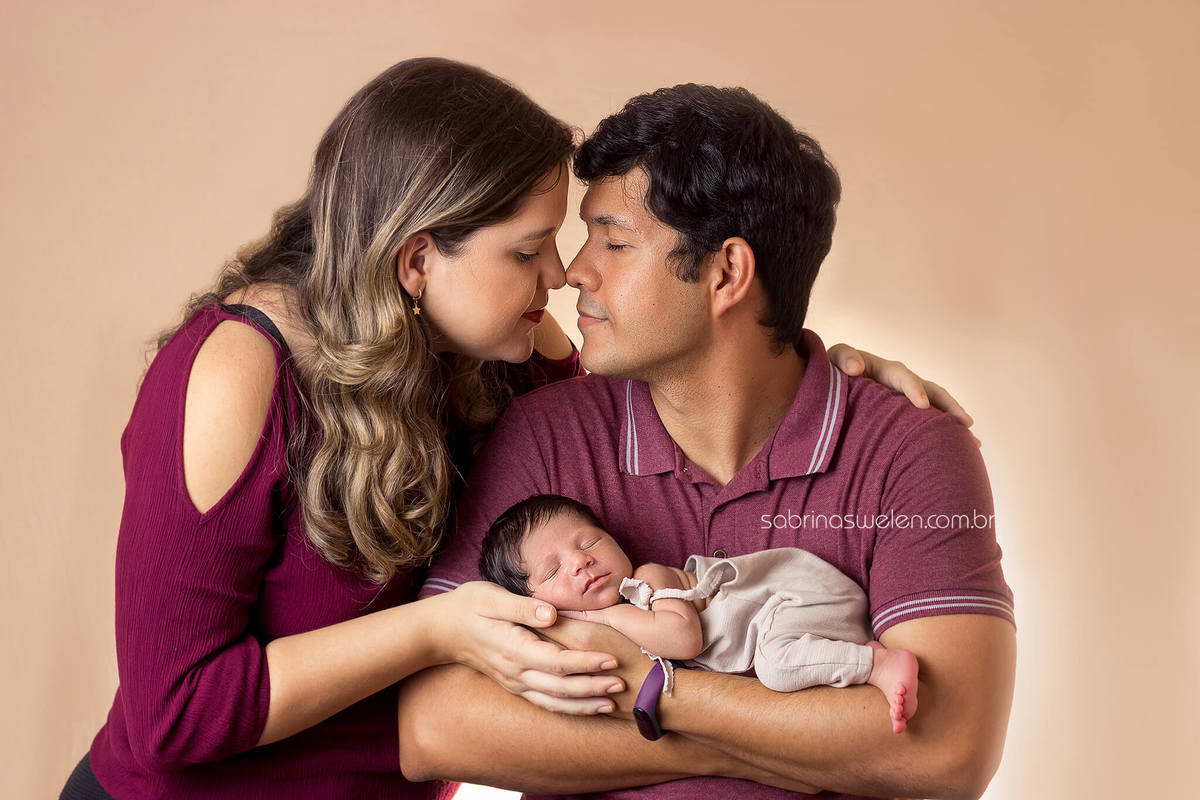 newborn recém nascido puff  pose de bundinha bebe dormindo ensaio fotografico book fotos de estúdio  Studio fotos  feitas em casa  enrladinho caixote coração basquete bola  Fotos com alianças fotos com pais família mãozinha pezinho
