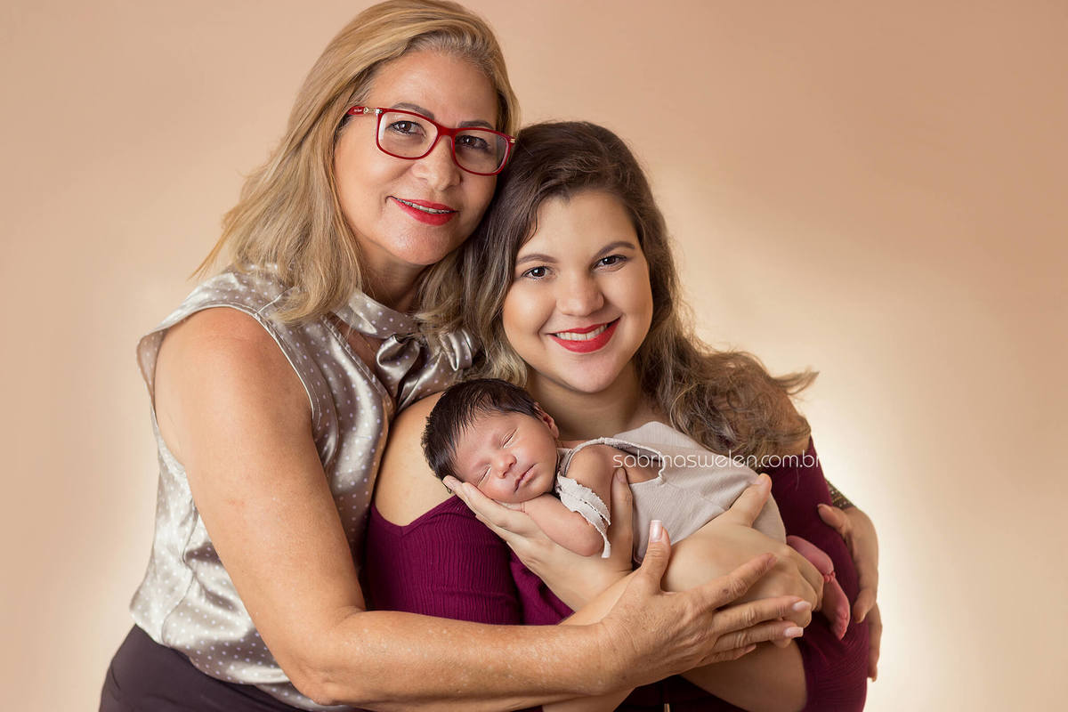 newborn recém nascido puff  pose de bundinha bebe dormindo ensaio fotografico book fotos de estúdio  Studio fotos  feitas em casa  enrladinho caixote coração basquete bola  Fotos com alianças fotos com pais família mãozinha pezinho