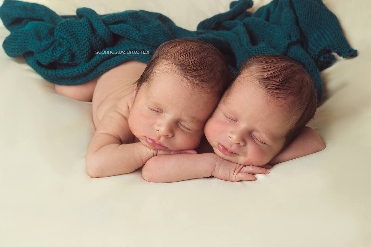 Newborn recém nascido bebe dormindo puff gemeos book fotográfico picadinhas do amor trombofilia fotos com os pais paulista recife olinda 