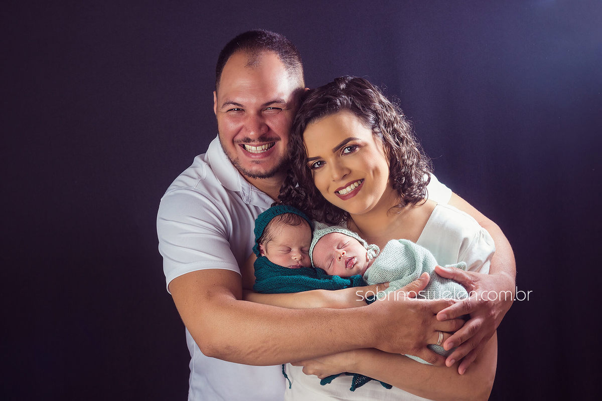 Newborn recem nascido bebe dormindo puff gemeos book fotográfico picadinhas do amor trombofilia fotos com os pais paulista recife olinda 