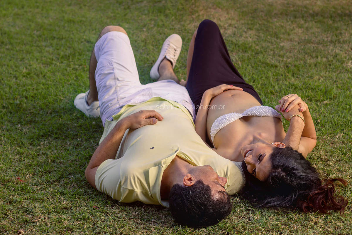 Ensaio gestante gravida ao ar livre  campo praia por do sol Familia fotos casal deitados 