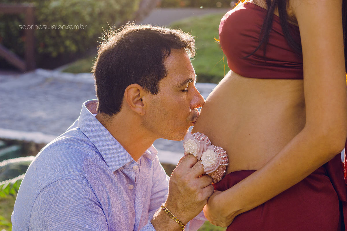 Ensaio gestante gravida ao ar livre  campo praia por do sol Familia  fotos cachorro foto beijando a barriga da mãe