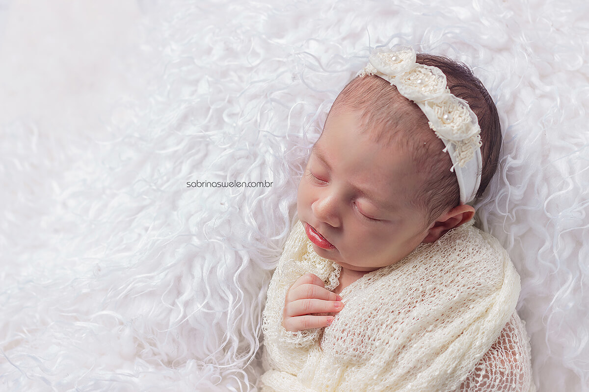 Ensaio Newborn Recife fotos feitas em casa, newborn militar, newborn exercito recém nascido fotos com os pais bebe enroladinho bebe no baldinho  newborn princesa, recém nascida de roupinha familiar