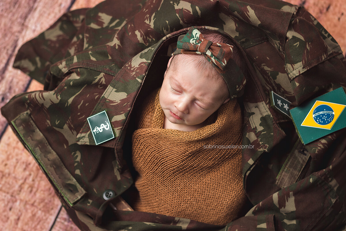 Ensaio Newborn Recife fotos feitas em casa, newborn militar, newborn exercito recém nascido fotos com os pais bebe enroladinho