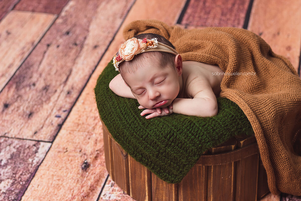 Ensaio Newborn Recife fotos feitas em casa, newborn militar, newborn exercito recém nascido fotos com os pais bebe enroladinho bebe no baldinho 