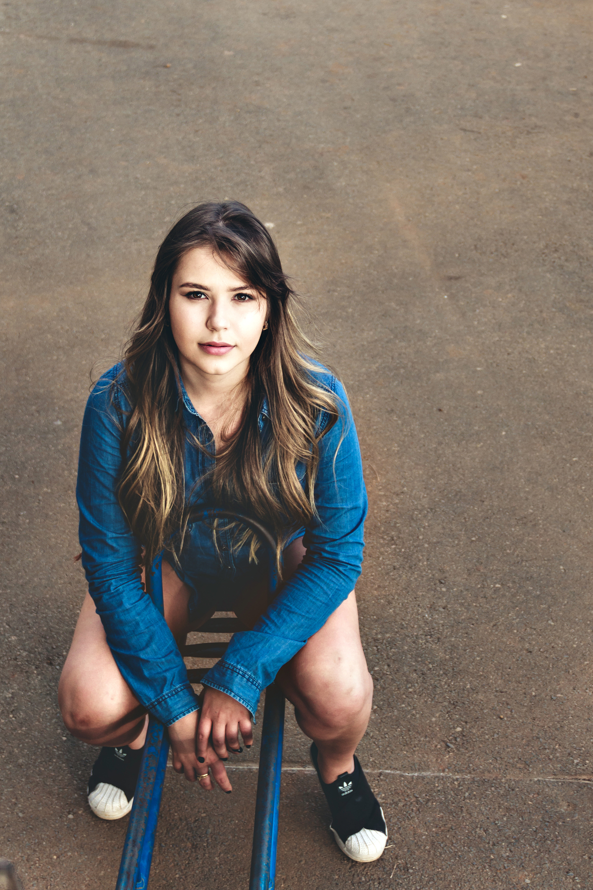 Mulher loira em lagoa do fausto em cima de uma balanço em ensaio de 18 anos  em camo do paranaíba minas gerais