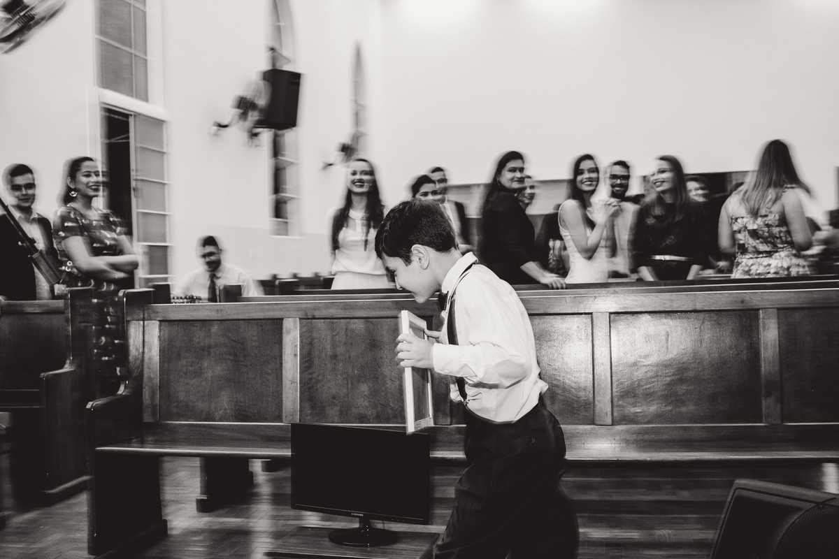 Daminha correndo no corredor do casamento