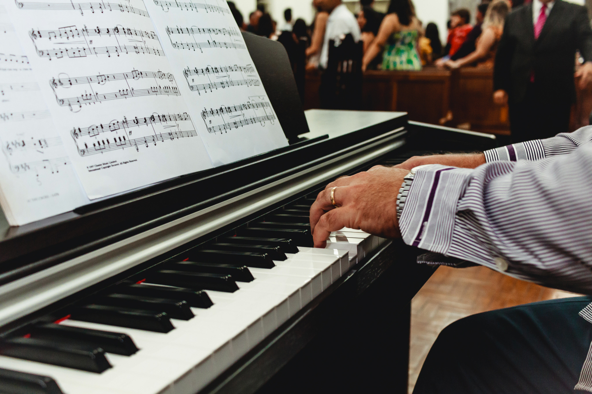 Músico tocando piano no casamento
