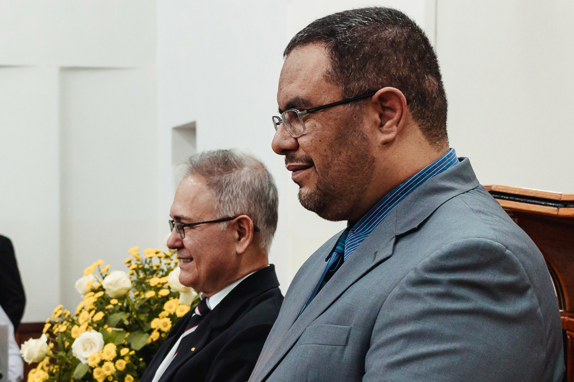 Pastores esperando a noiva entrar na igreja com uma linda expressão em seus rostos