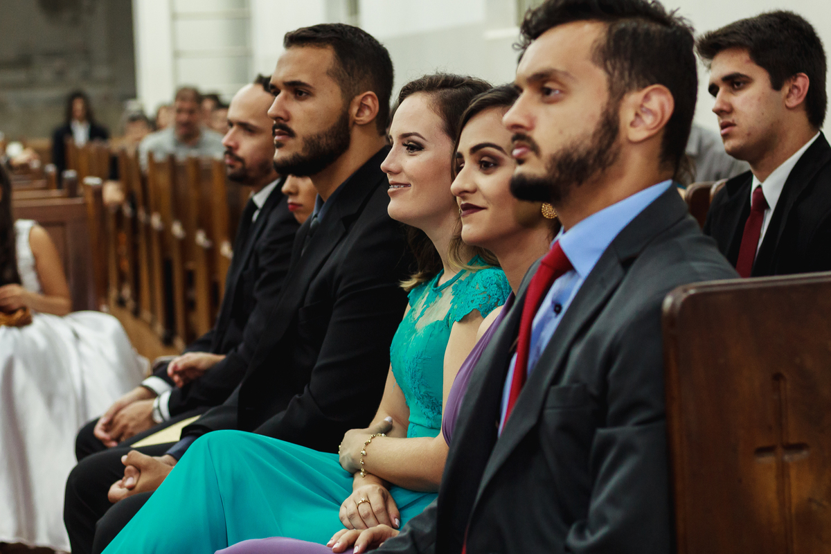 Padrinhos de casamento olhando dos noivos se casarem em uma igreja