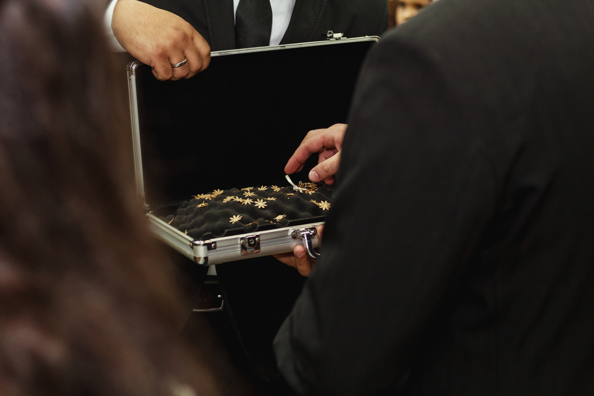 Alianças em uma mala durante um casamento