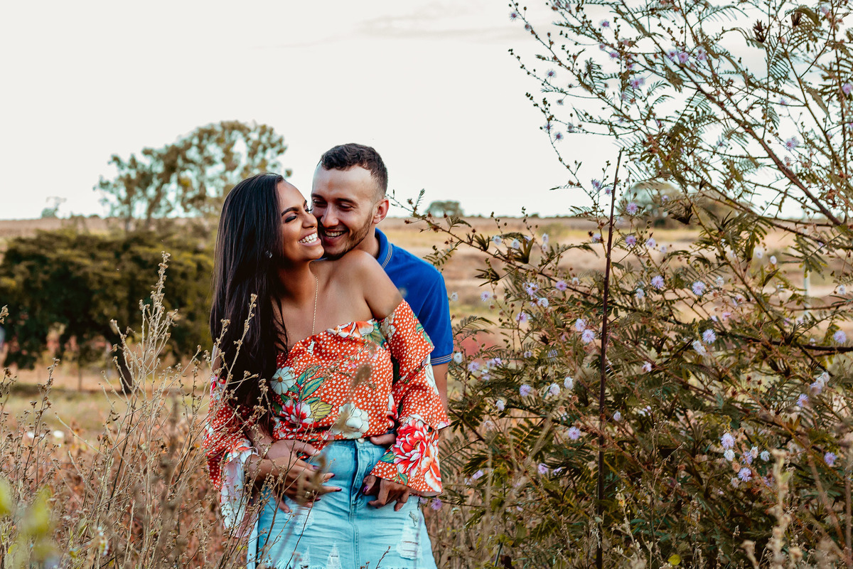 noivos se olhando em ensaio pre wedding por  fotografia de lucas melo