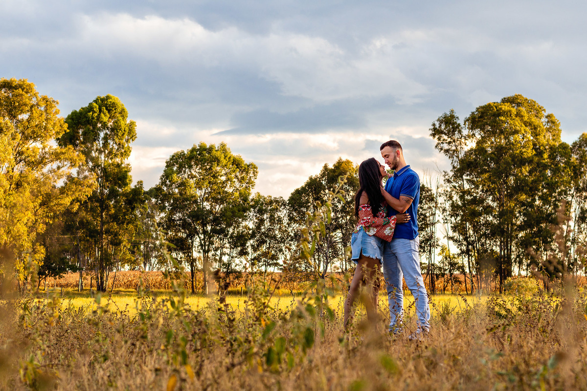 noivos se olhando em ensaio pre wedding por  fotografia de lucas melo
