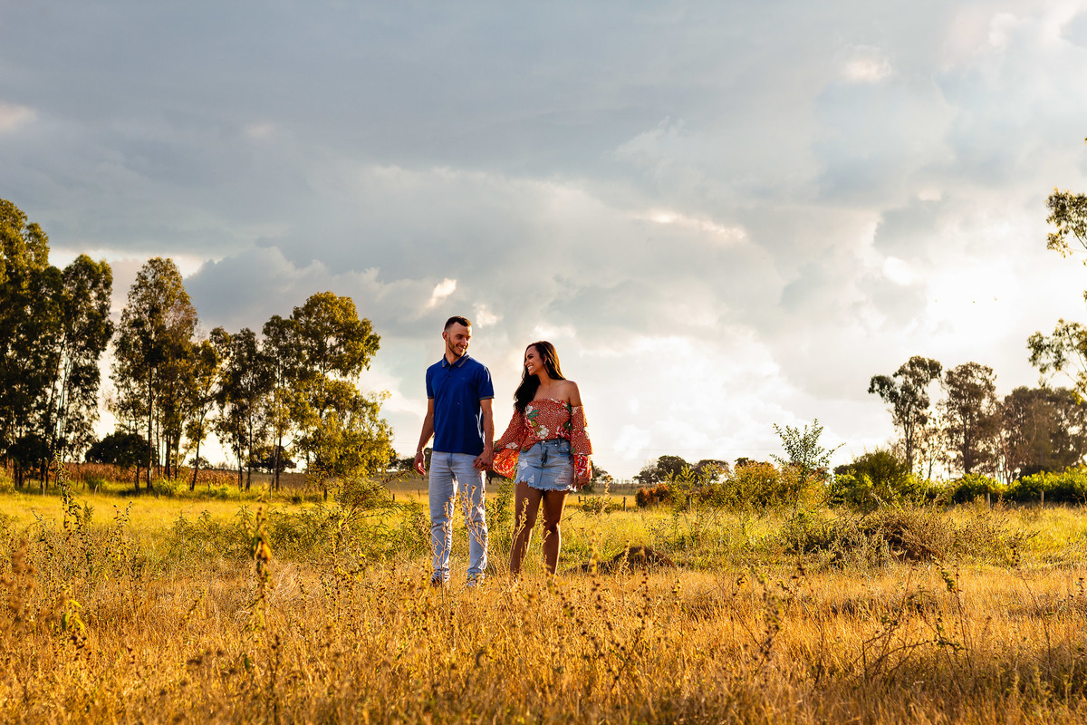 noivos se olhando em ensaio pre wedding por  fotografia de lucas melo