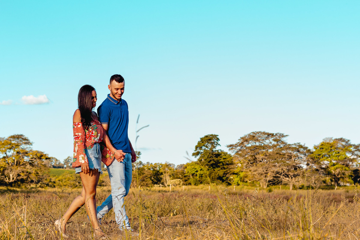noivos se olhando em ensaio pre wedding por  fotografia de lucas melo