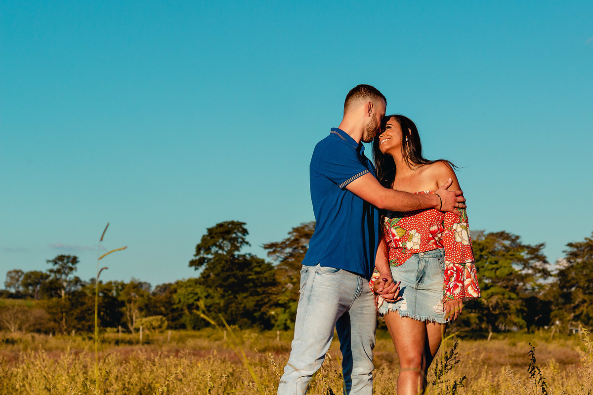noivos se olhando em ensaio pre wedding por lucas melo