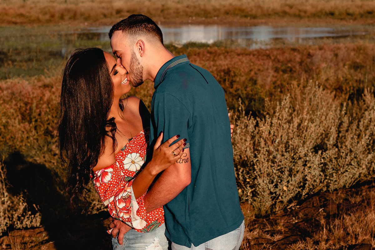 noivos se beijando em ensaio pre wedding por lucas melo