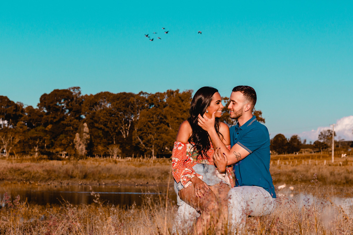 noivos se olhando em ensaio pre wedding por  fotografia de lucas melo