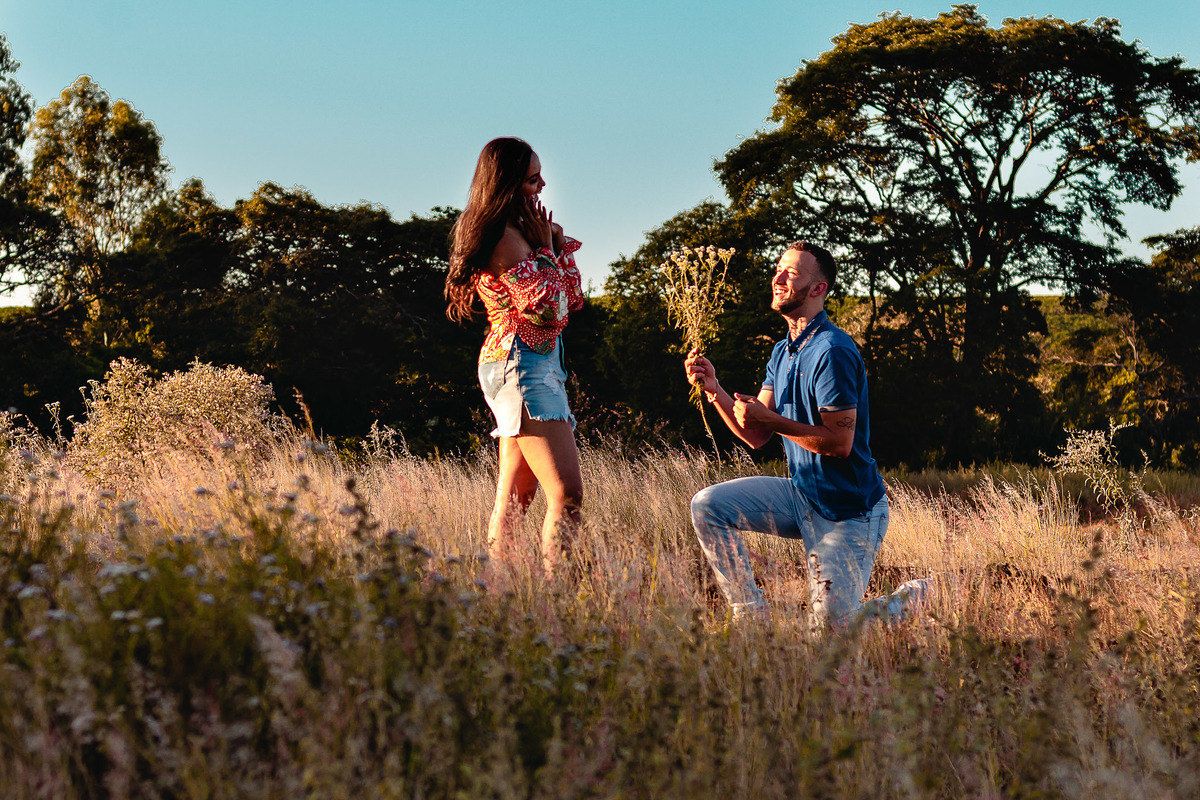 noivos se declarando em ensaio pre wedding por fotografia de lucas melo