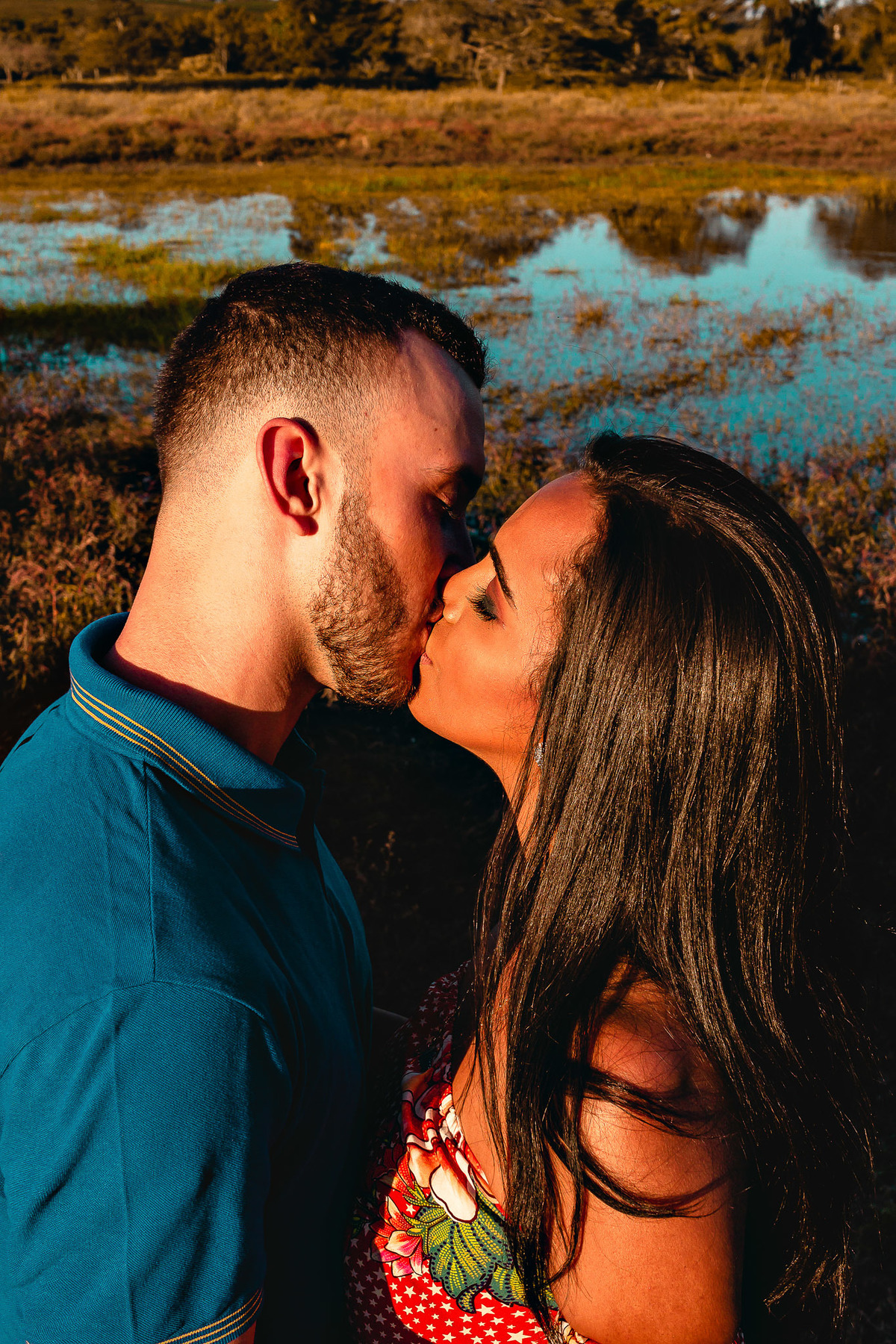 noivos se beijando em ensaio pre wedding por  fotografia de lucas melo