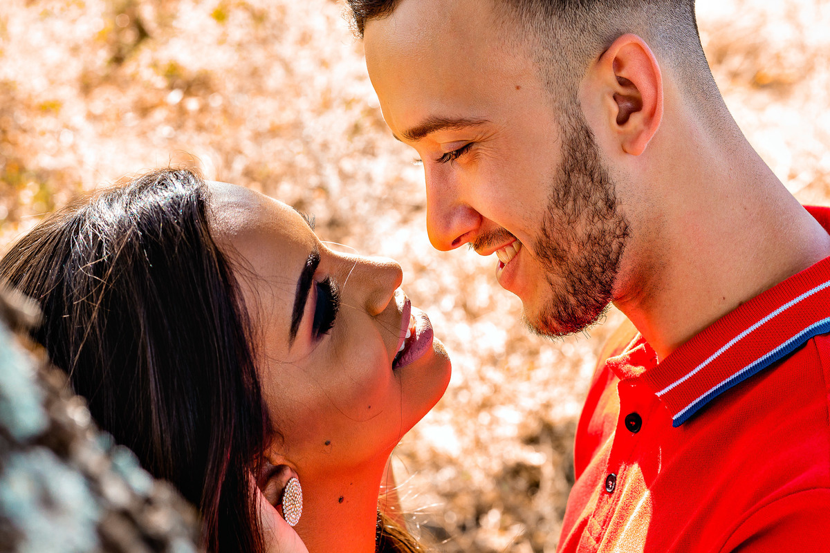 noivos se olhando em ensaio pre wedding por lucas melo