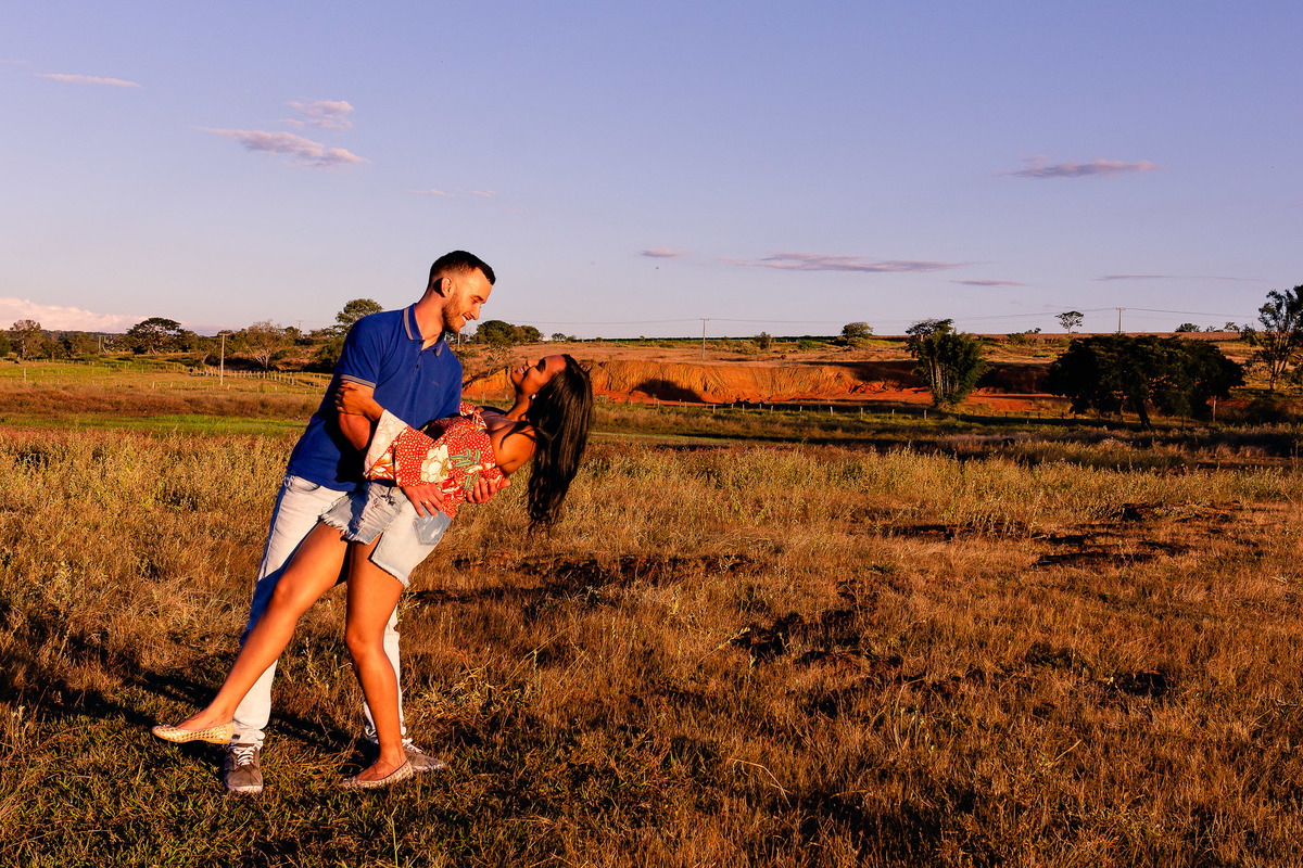 noivos se olhando em ensaio pre casamento por fotografia de lucas melo