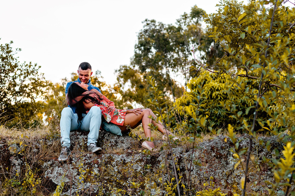 noivos se olhando em ensaio pre casamento por fotografia de lucas melo