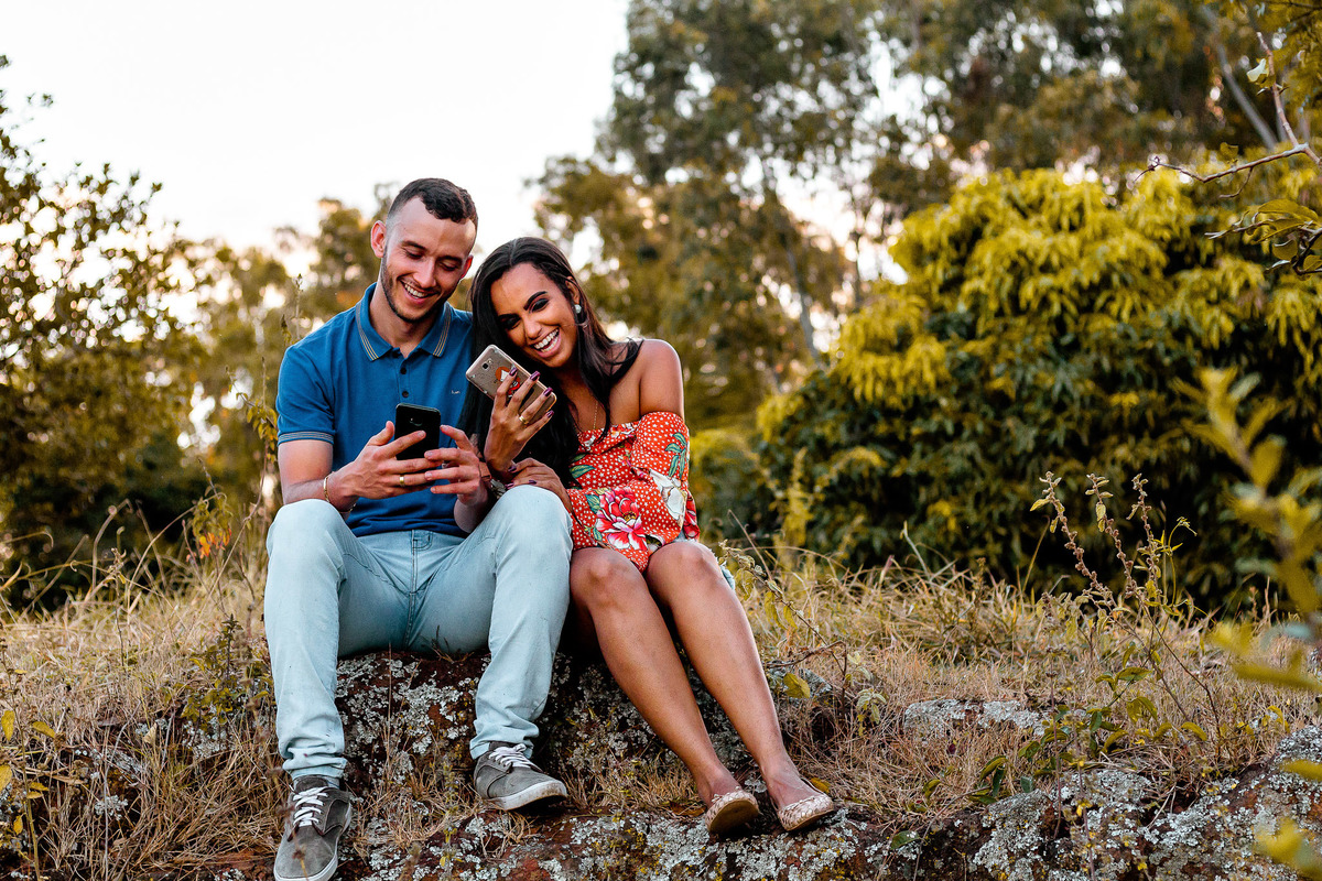 noivos se olhando em ensaio pre casamento por fotografia de lucas melo