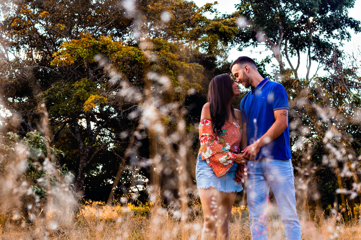 noivos se olhando em ensaio pre casamento por fotografia de lucas melo