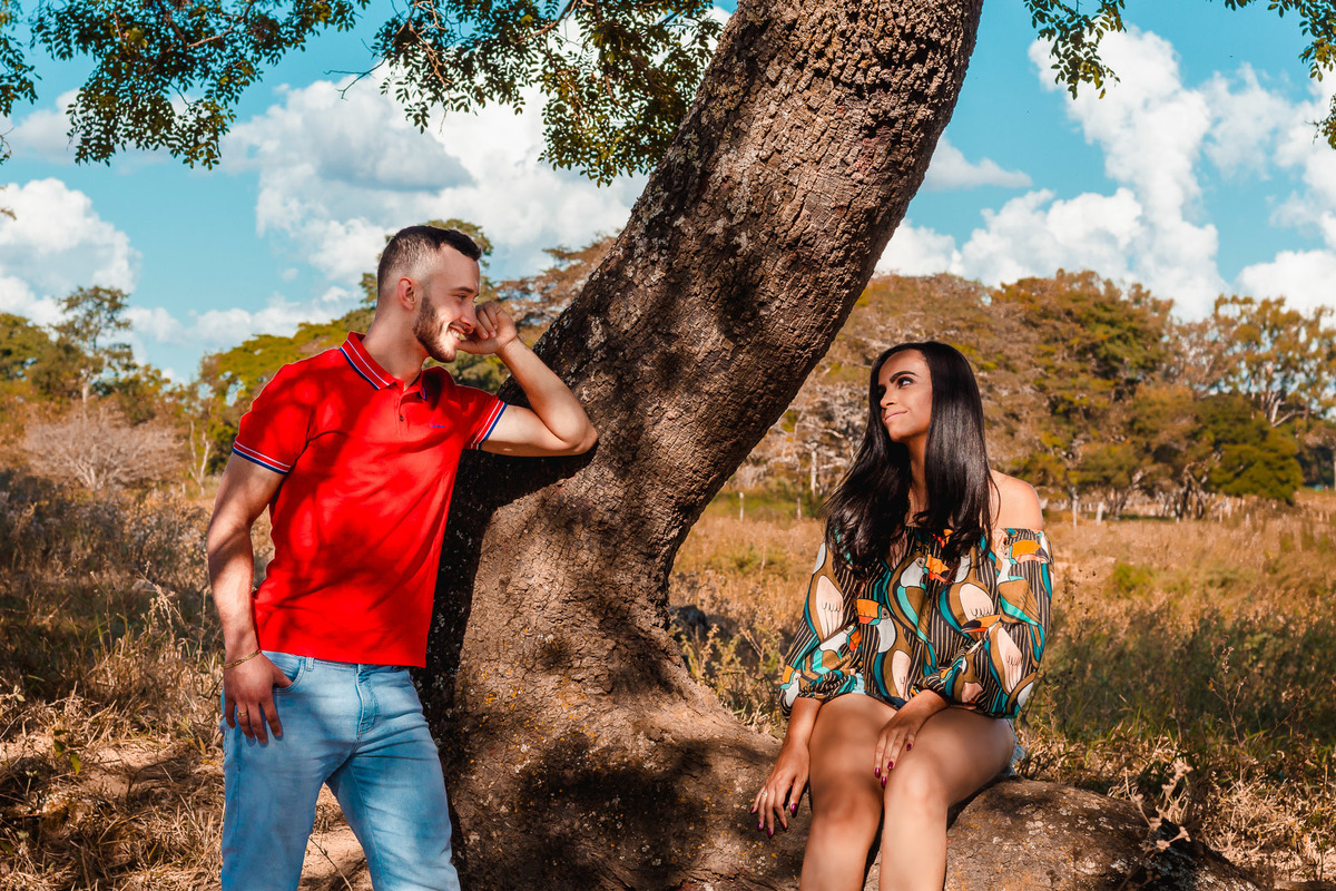 noivos se olhando em ensaio pre casamento por fotografia de lucas melo