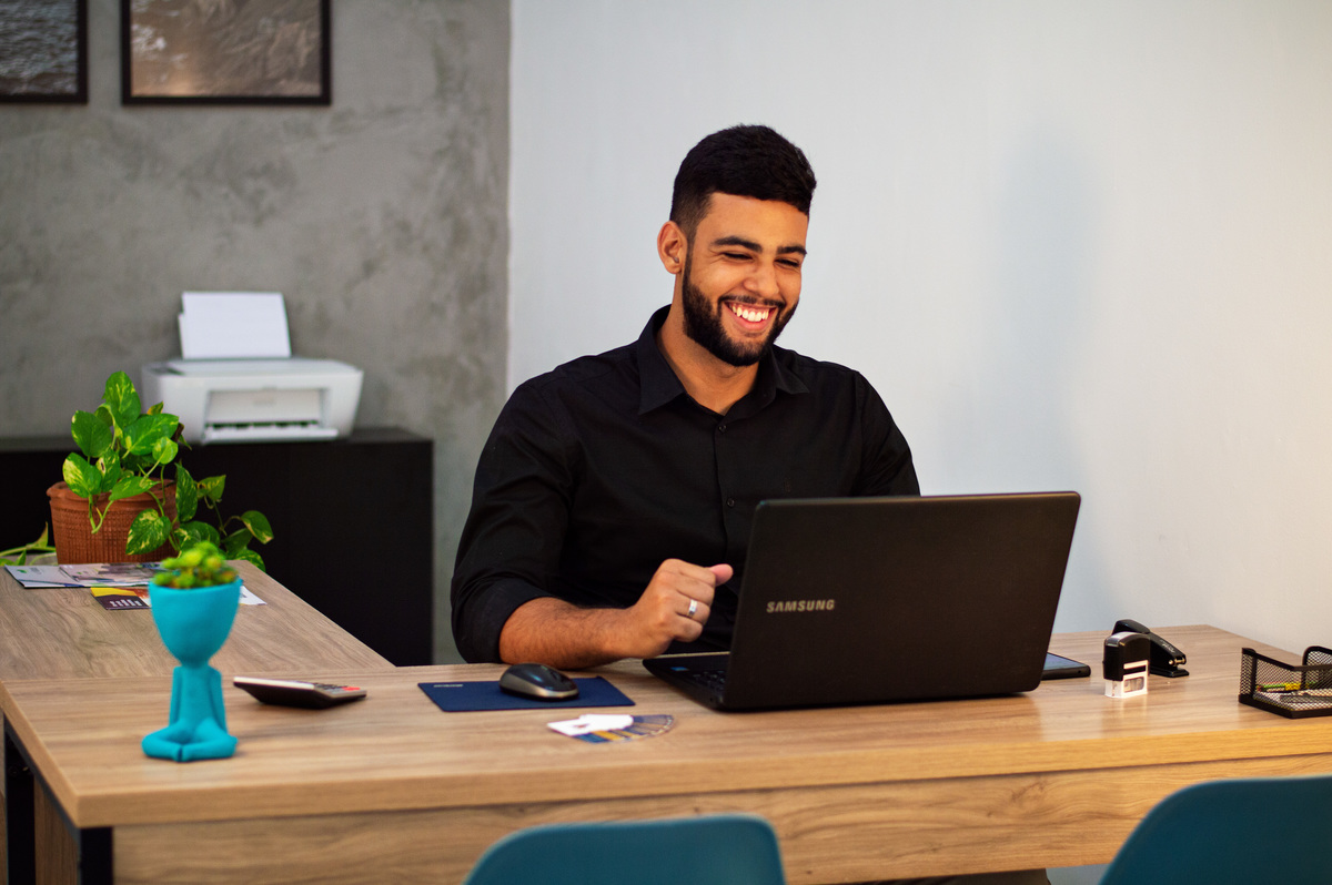 Retrato corporativo em Governador Valadares, posicionamento de imagem profissional, foto para empreendedores, foto para corretor de imóvel, foto para redes sociais, foto para perfil, fotógrafo em Governador Valadares MG, Shanti Amaral Fotografia.