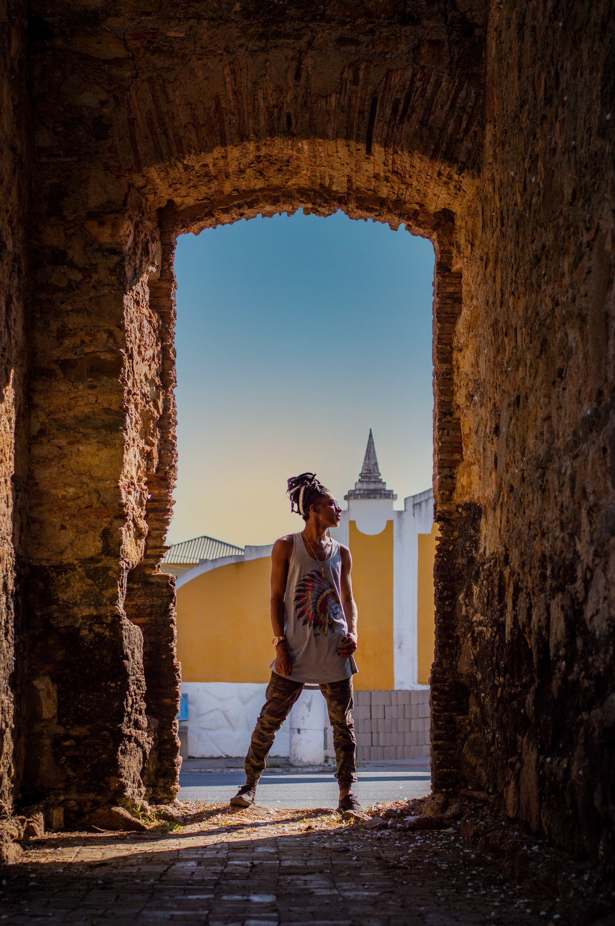 Ensaio masculino externo em São Mateus, ensaio na igreja velha, ensaio masculino urbano, ensaio masculino na praia, ilha de guriri es, ensaio praiano, fotógrafo ilha de guriri es, fotógrafo em São Mateus ES, Shanti Amaral Fotografia.