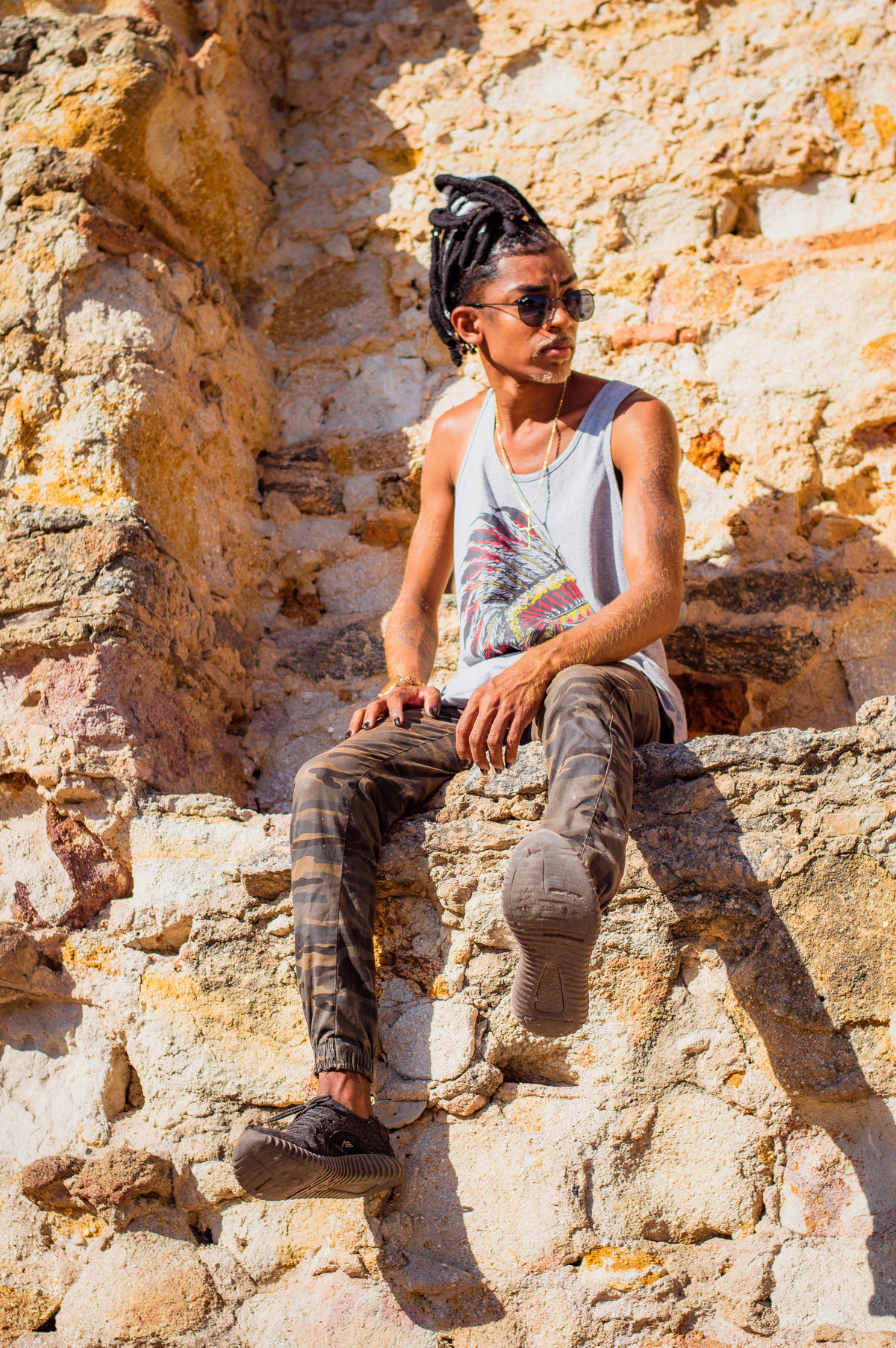 Ensaio masculino externo em São Mateus, ensaio na igreja velha, ensaio masculino urbano, ensaio masculino na praia, ilha de guriri es, ensaio praiano, fotógrafo ilha de guriri es, fotógrafo em São Mateus ES, Shanti Amaral Fotografia.