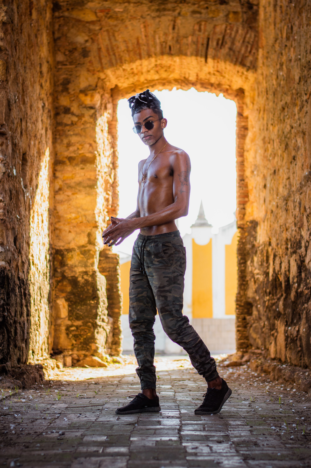 Ensaio masculino externo em São Mateus, ensaio na igreja velha, ensaio masculino urbano, ensaio masculino na praia, ilha de guriri es, ensaio praiano, fotógrafo ilha de guriri es, fotógrafo em São Mateus ES, Shanti Amaral Fotografia.