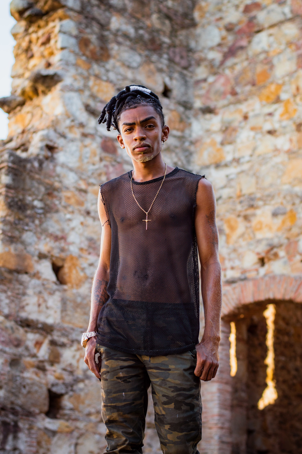 Ensaio masculino externo em São Mateus, ensaio na igreja velha, ensaio masculino urbano, ensaio masculino na praia, ilha de guriri es, ensaio praiano, fotógrafo ilha de guriri es, fotógrafo em São Mateus ES, Shanti Amaral Fotografia.