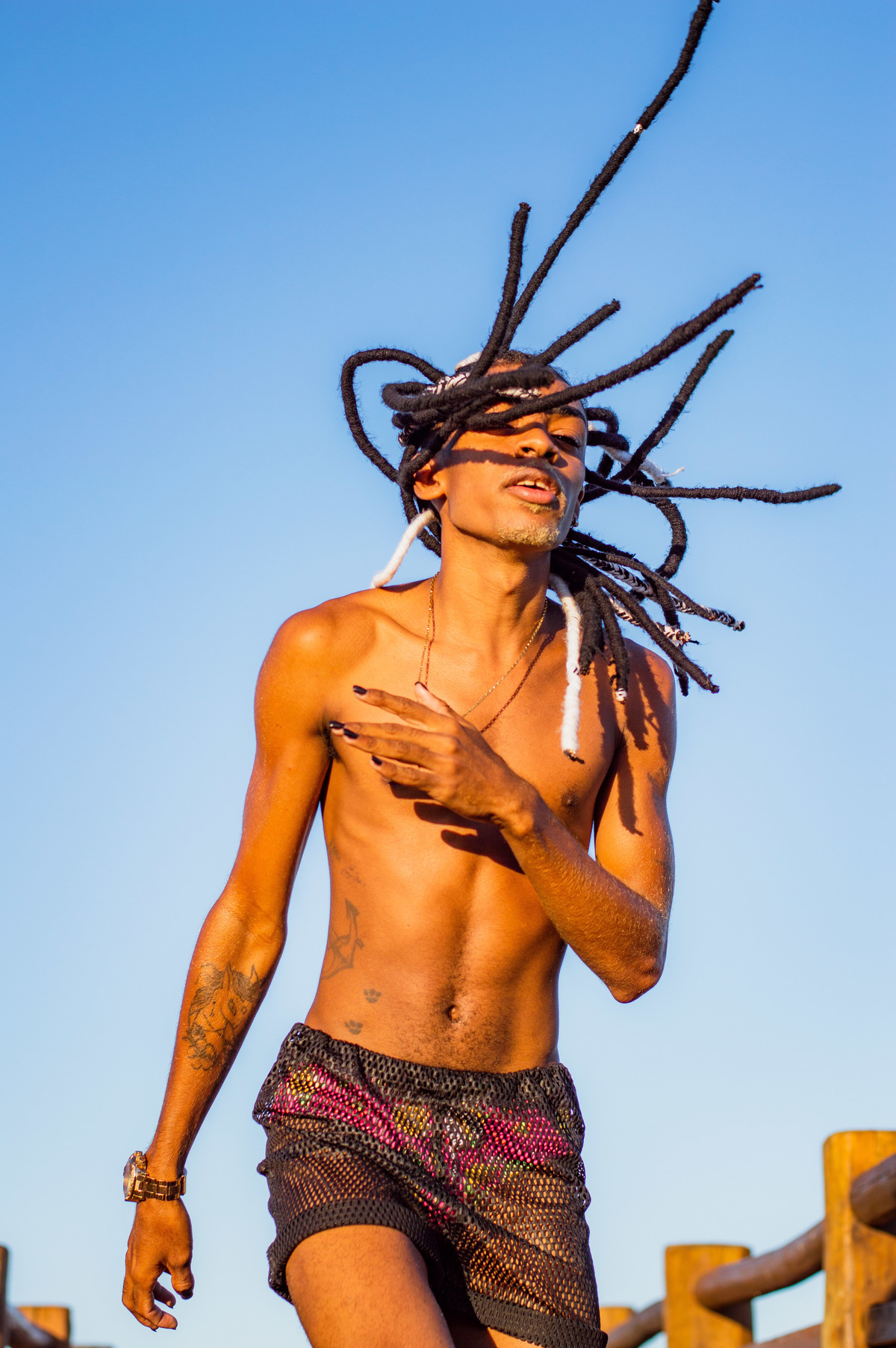 Ensaio masculino externo em São Mateus, ensaio na igreja velha, ensaio masculino urbano, ensaio masculino na praia, ilha de guriri es, ensaio praiano, fotógrafo ilha de guriri es, fotógrafo em São Mateus ES, Shanti Amaral Fotografia.