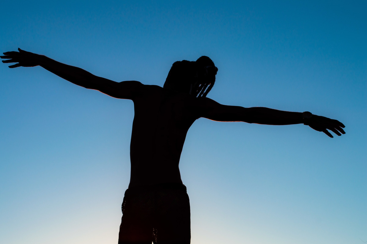 Ensaio masculino externo em São Mateus, ensaio na igreja velha, ensaio masculino urbano, ensaio masculino na praia, ilha de guriri es, ensaio praiano, fotógrafo ilha de guriri es, fotógrafo em São Mateus ES, Shanti Amaral Fotografia.