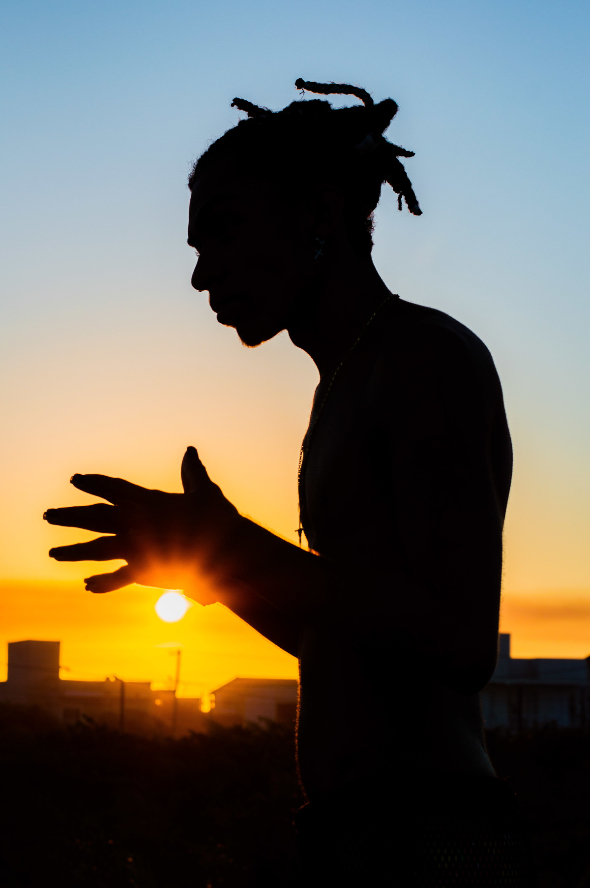 Ensaio masculino externo em São Mateus, ensaio na igreja velha, ensaio masculino urbano, ensaio masculino na praia, ilha de guriri es, ensaio praiano, fotógrafo ilha de guriri es, fotógrafo em São Mateus ES, Shanti Amaral Fotografia.