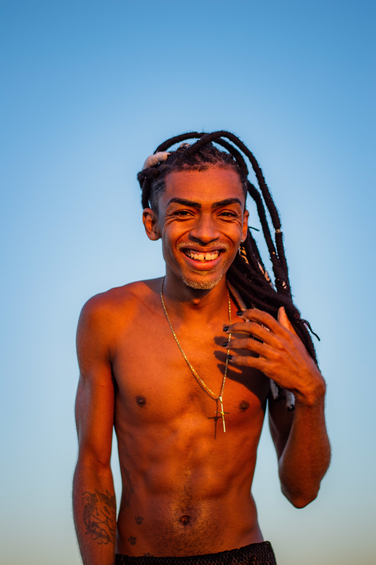 Ensaio masculino externo em São Mateus, ensaio na igreja velha, ensaio masculino urbano, ensaio masculino na praia, ilha de guriri es, ensaio praiano, fotógrafo ilha de guriri es, fotógrafo em São Mateus ES, Shanti Amaral Fotografia.