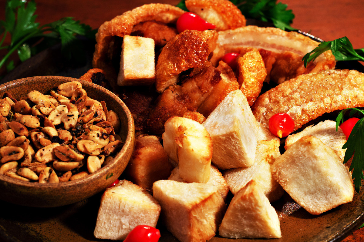 Fotógrafo de alimentos em Governador Valadares MG, fotógrafo gastronômico, fotografo de comida, fotografo de alimento em São Mateus ES, linguiça artesanal, comida de boteco, mandioquinha frita, amendoim temperado, Agência Cricaré, Shanti Rabelo.