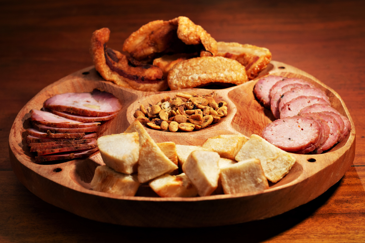 Fotógrafo de alimentos em Governador Valadares MG, fotógrafo gastronômico, fotografo de comida, fotografo de alimento em São Mateus ES, linguiça artesanal, comida de boteco, mandioquinha frita, amendoim temperado, Agência Cricaré, Shanti Rabelo.