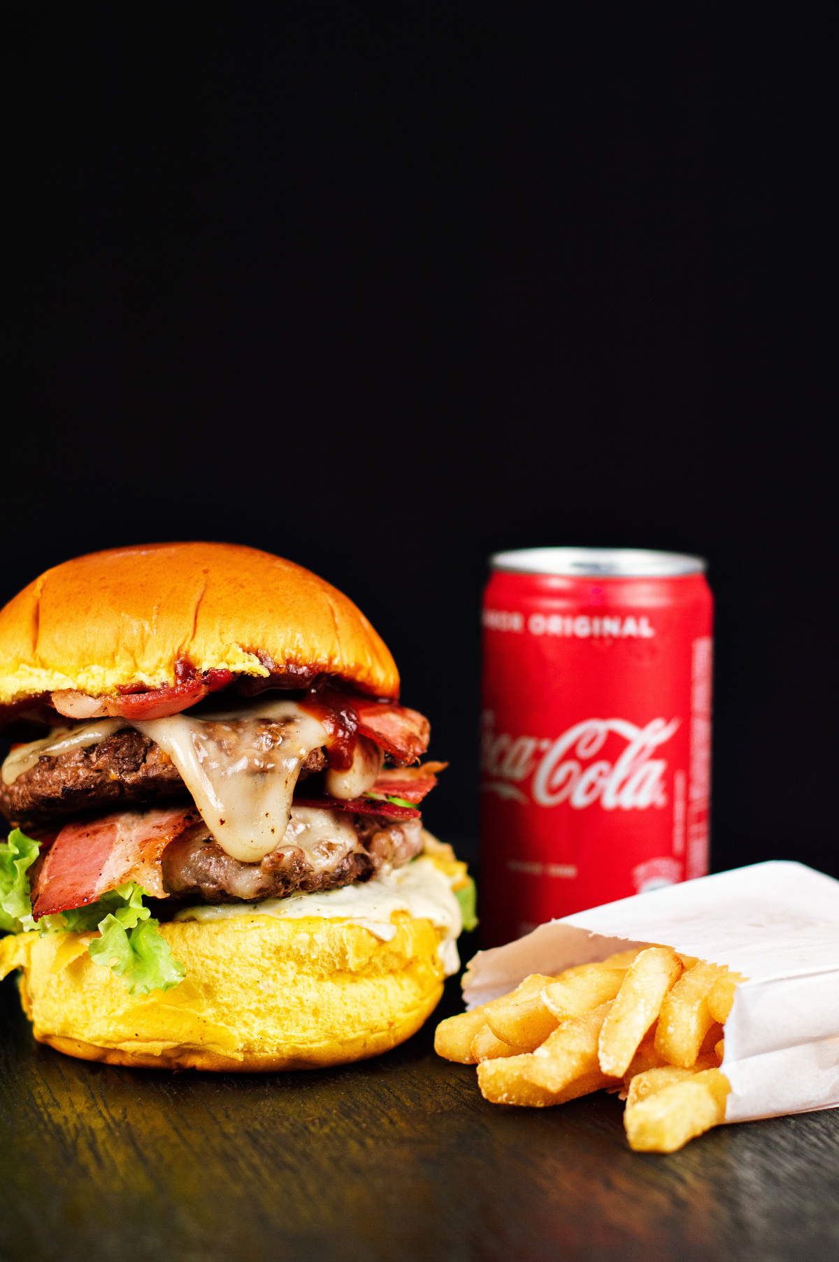 Fotógrafo de alimentos em Governador Valadares MG, fotógrafo gastronômico, fotografo de comida, fotografo de alimentos em São Mateus ES, hamburguer artesanal, Red Burguer Gv, fotografo de hamburguer, Agência Cricaré, Shanti Rabelo.