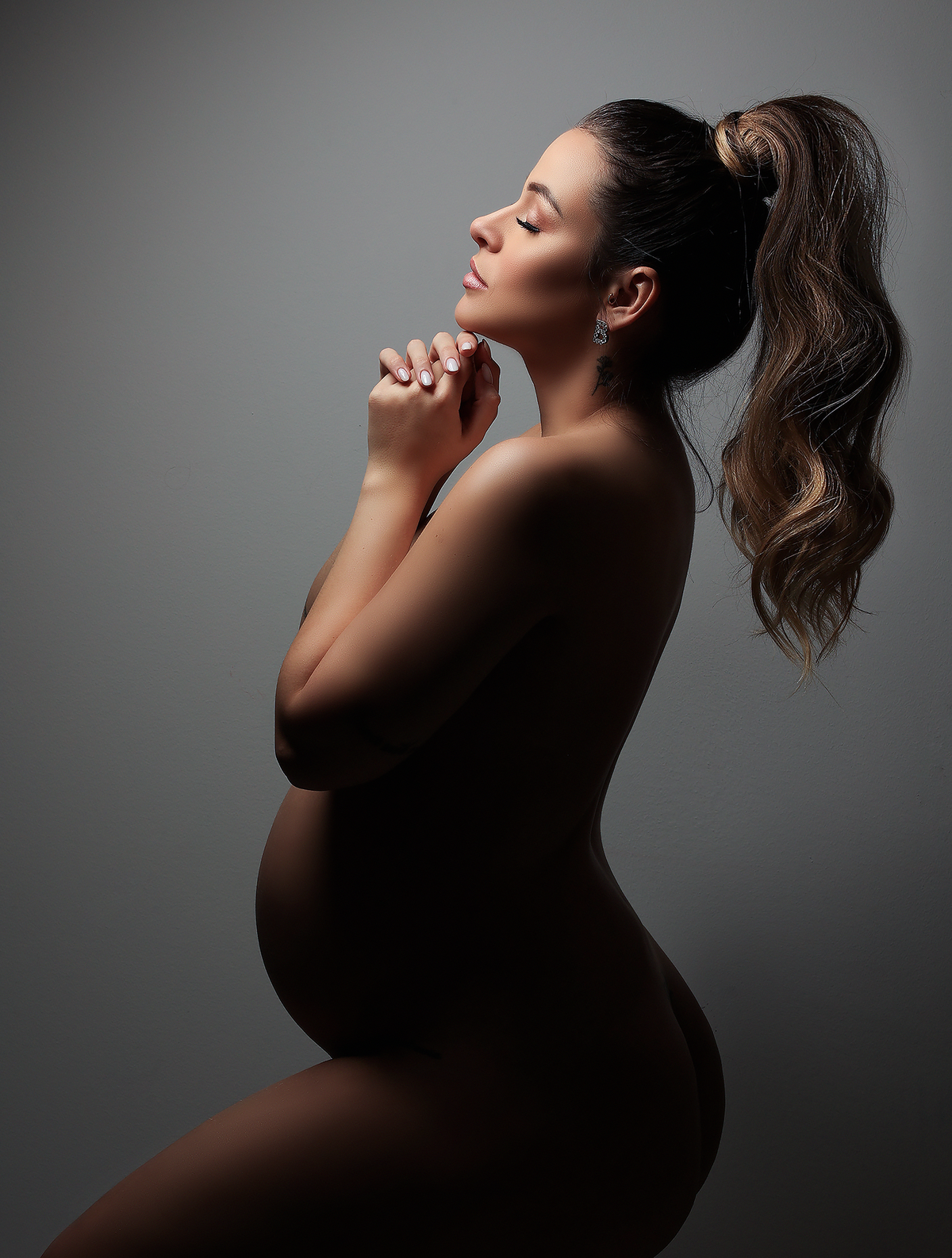 sessao de fotos em estudio para fotografia de gravida localizado em lisboa portugal jkhfjk