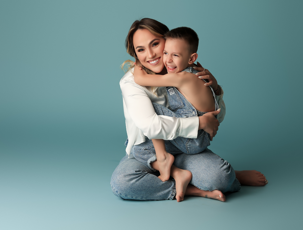 sessao fotografica mae e filho em estudio fotografico em lisboa portugal wjkdhjdk