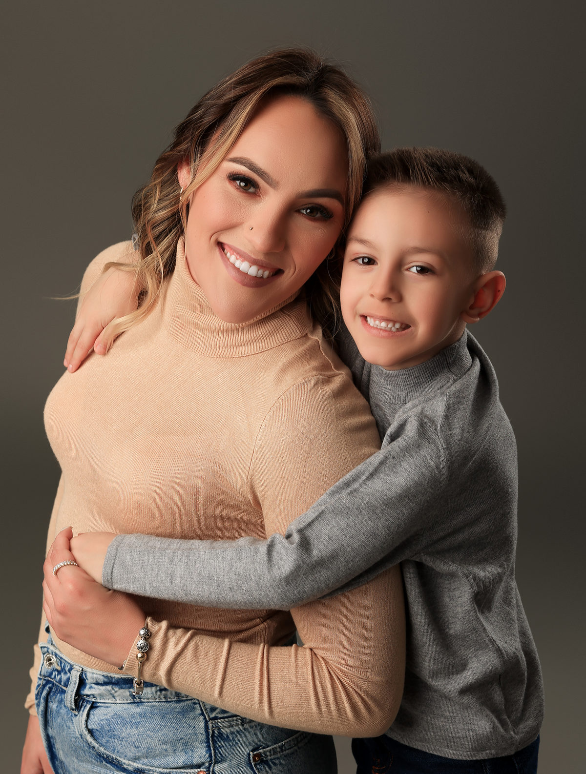 sessao fotografica mae e filho em estudio fotografico em lisboa portugal ahfufh