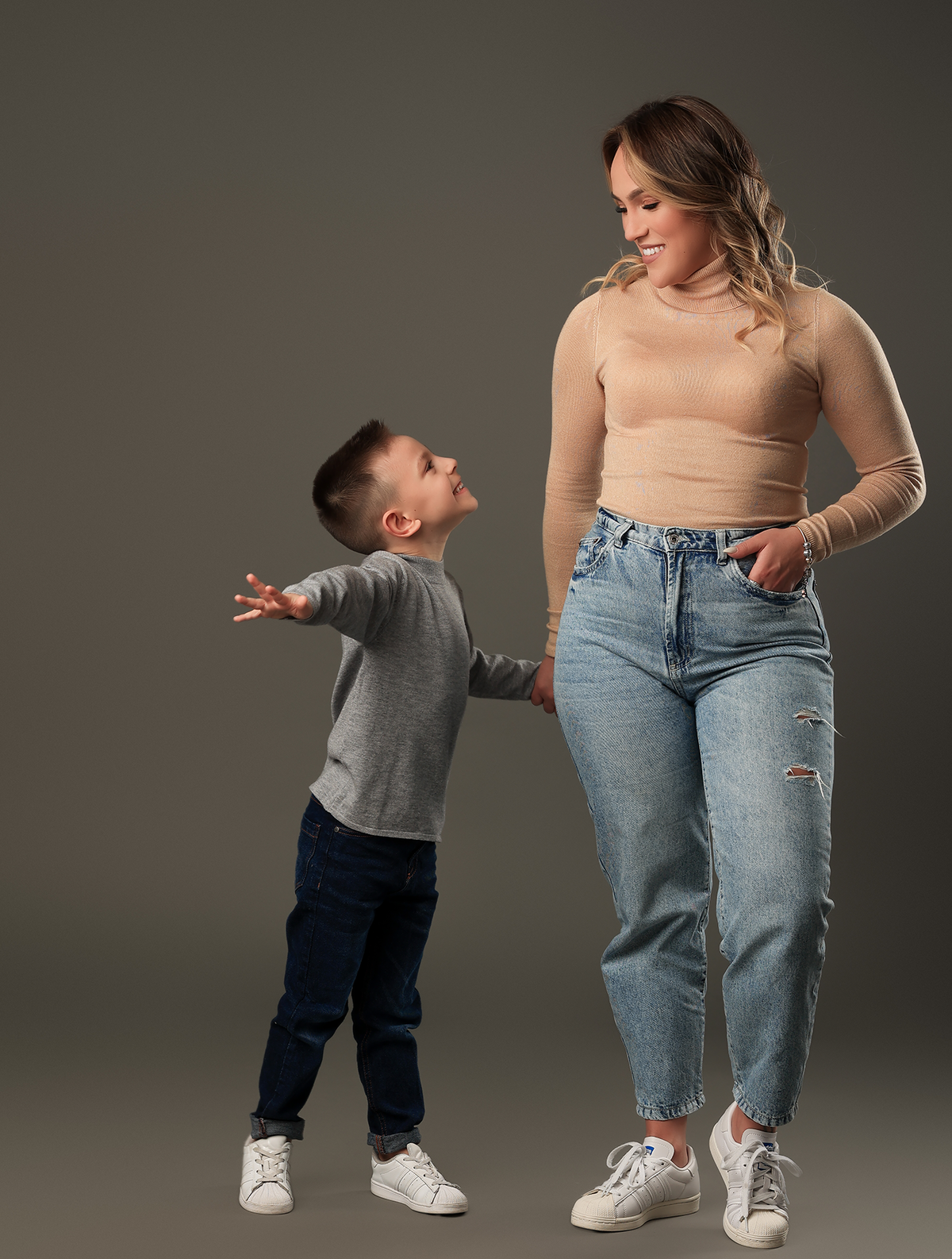 sessao fotografica mae e filho em estudio fotografico em lisboa portugal hdhdhd