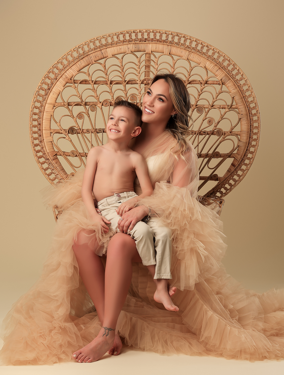 sessao fotografica mae e filho em estudio fotografico em lisboa portugal duhfiuf