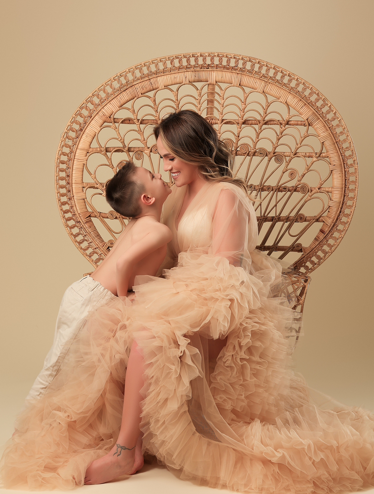 sessao fotografica mae e filho em estudio fotografico em lisboa portugal khsdiudh