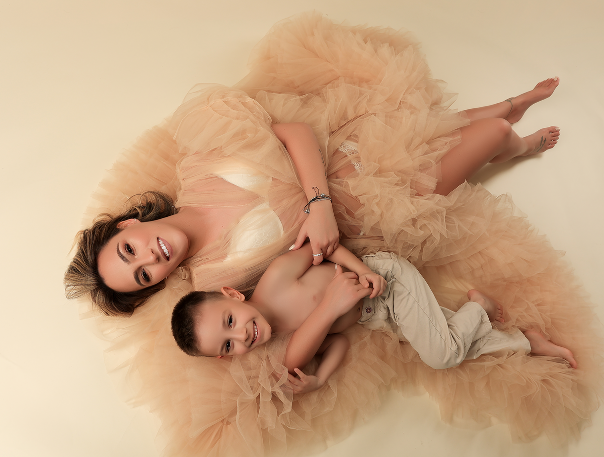 sessao fotografica mae e filho em estudio fotografico em lisboa portugal jshdghd